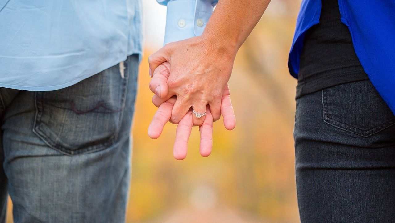 Kirchliche Hochzeit von heterosexuellen und homosexuellen Paaren; Foto: Pixabay