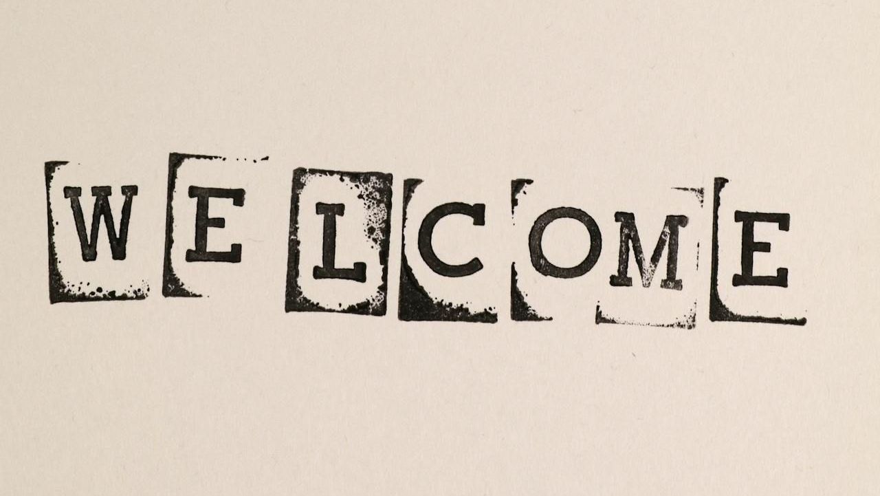 Welcome; Foto von Ann H: https://www.pexels.com/de-de/foto/text-briefmarke-tinte-wort-6935079/