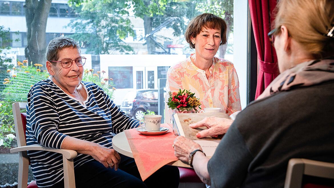 Senior*innen treffen sich zum gemeinsamen Klönen, Spielen, Basteln, Singen und Beten