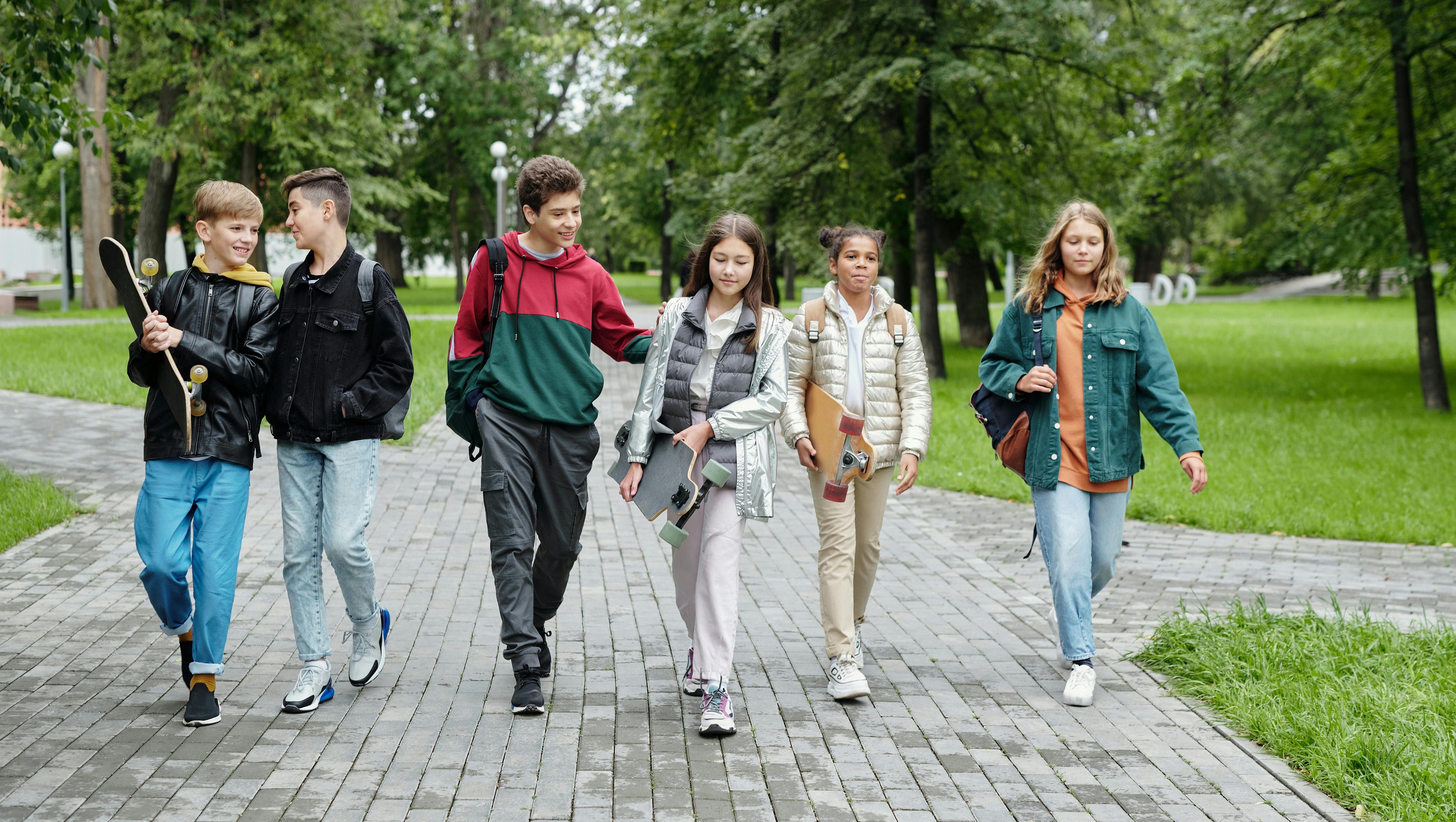 Kinder und Jugend an der Schlossallee; Foto: pixabay