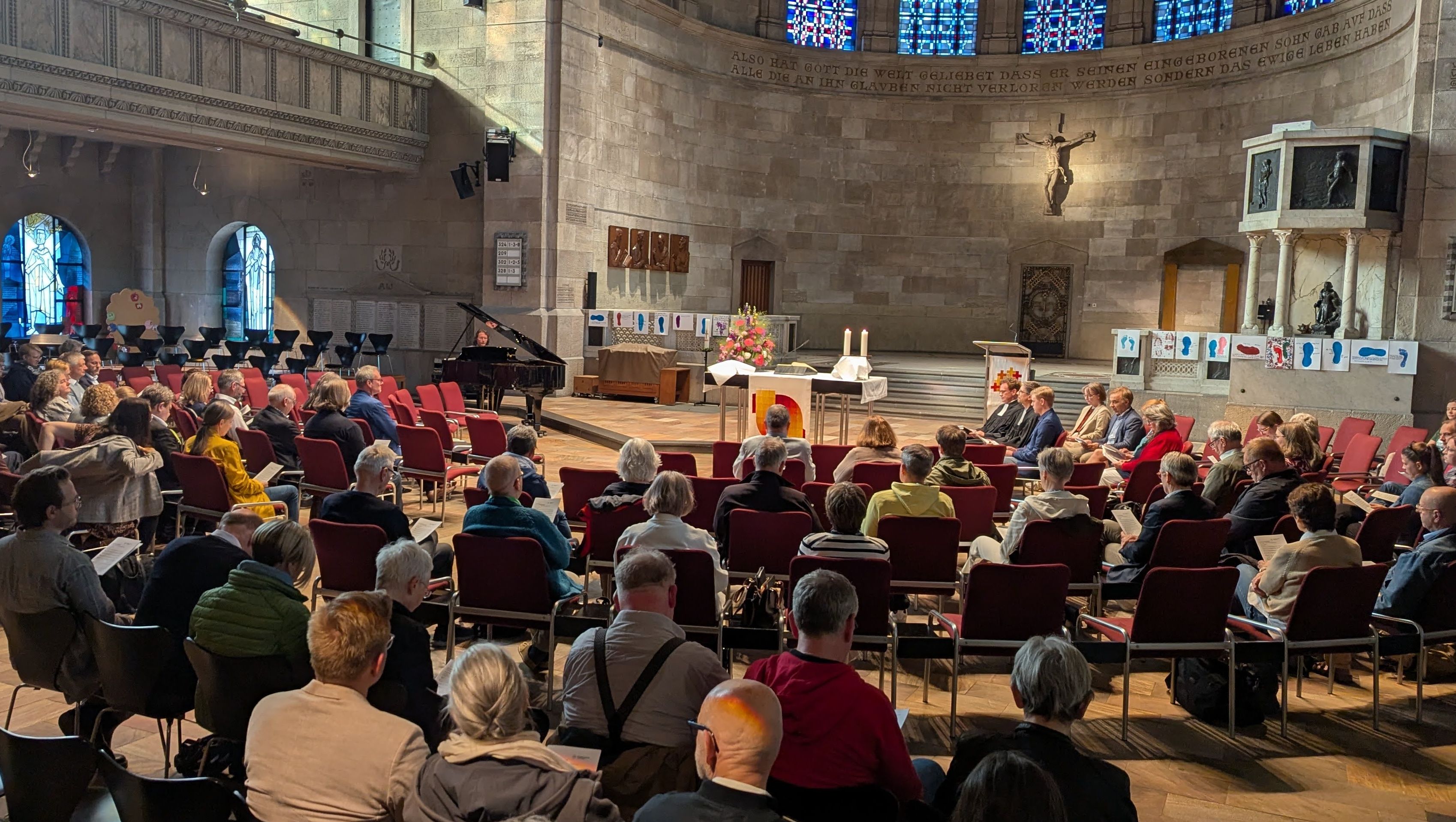 Gottesdienst in der Kreuzkirche, Foto: evdus
