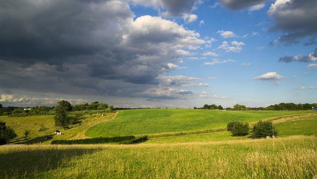 Landschaft mit Feldern im Bergischen Land; Quelle: pixabay