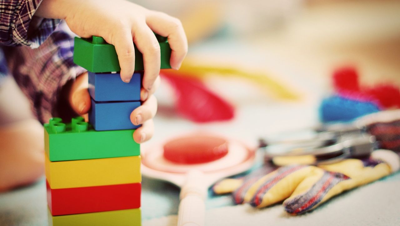 Kind baut mit Duplosteinen, Foto: pixabay