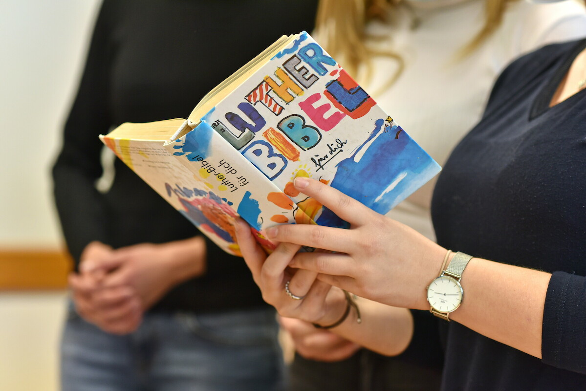 Schülerin im evangelischen Religionsunterricht