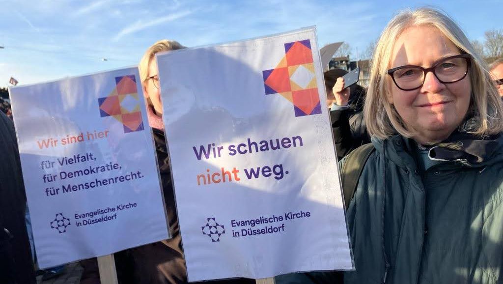 Evangelische Kirche in Düsseldorf bei einer Demonstration gegen Rassismus; Quelle: evdus