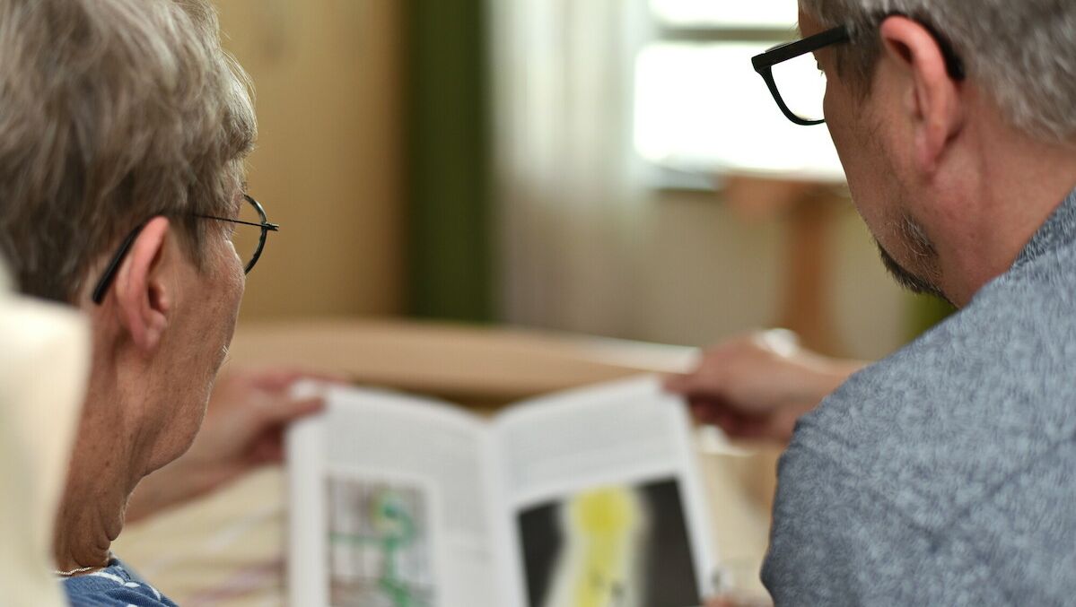 Senior*innen lesen gemeinsam; Foto: Fundus