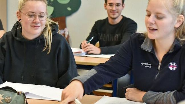 Schülerinnen und Schüler diskutieren im Evangelischen Religionsunterricht