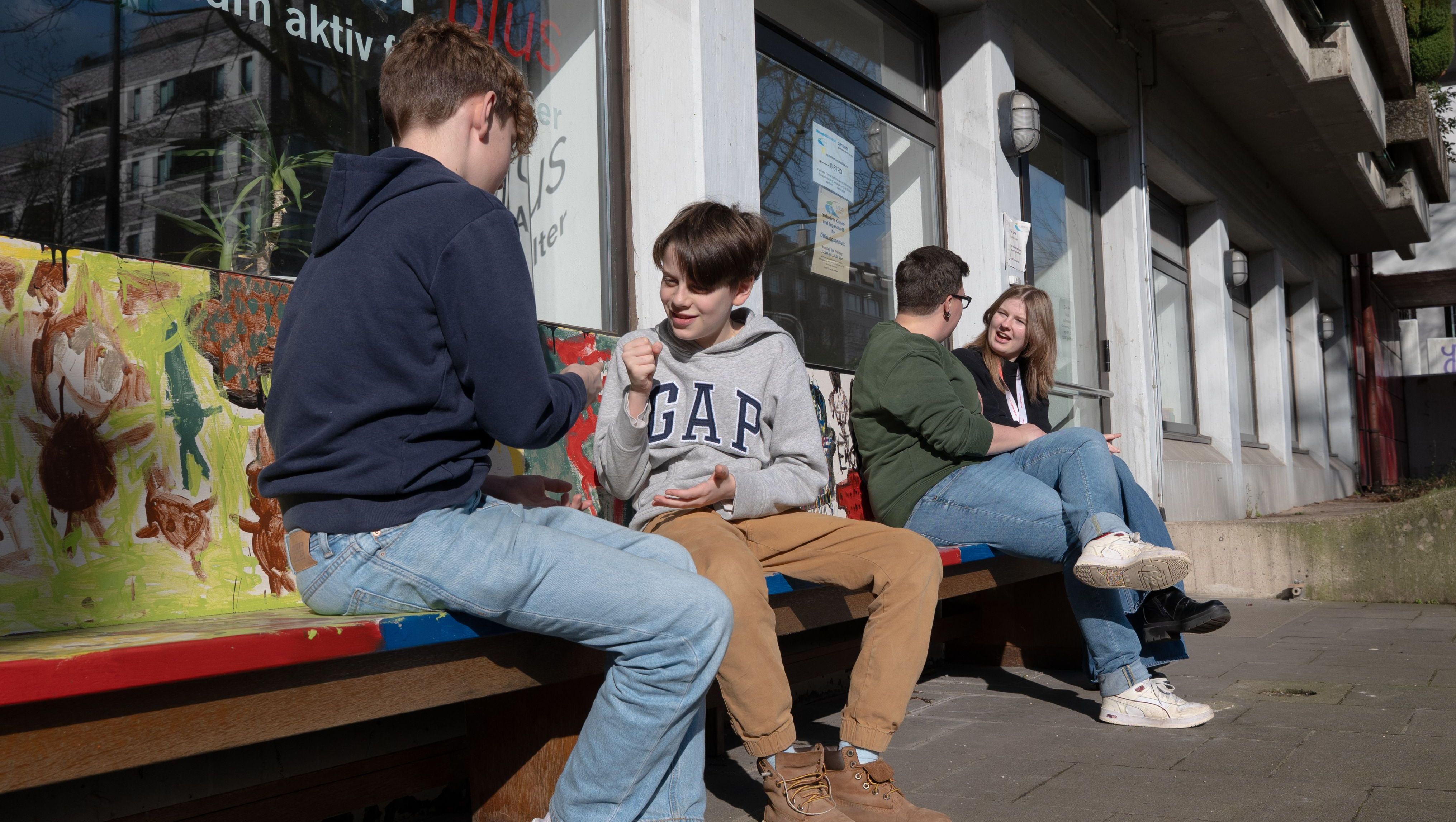 Kinder vor dem PH-Kinder- und Jugendtreff; Foto: evdus