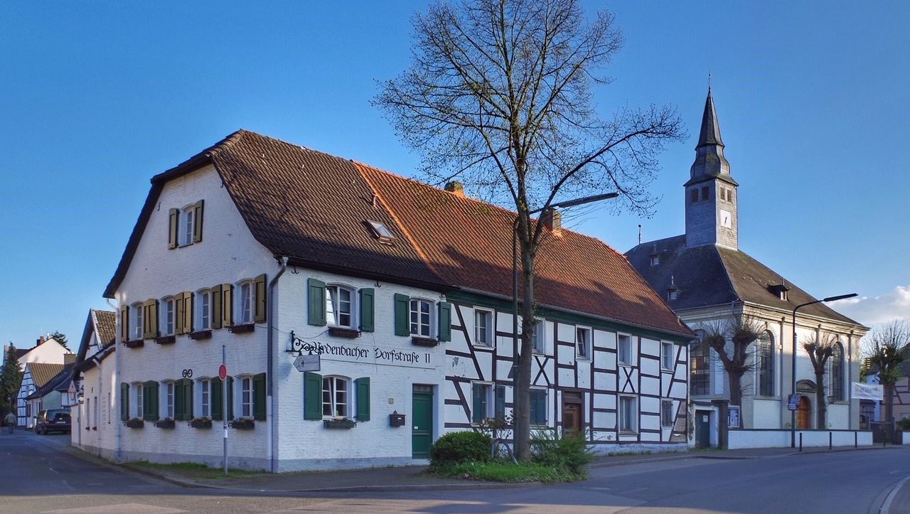 Urdenbacher Dorfstraße; Foto: Rafael Bolt