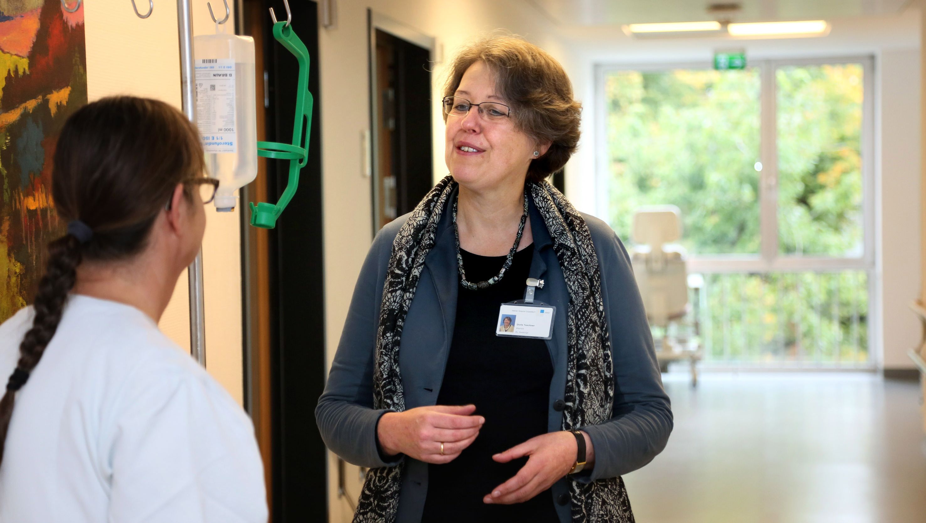 Seelsorgerin im Gespräch mit Krankenschwester