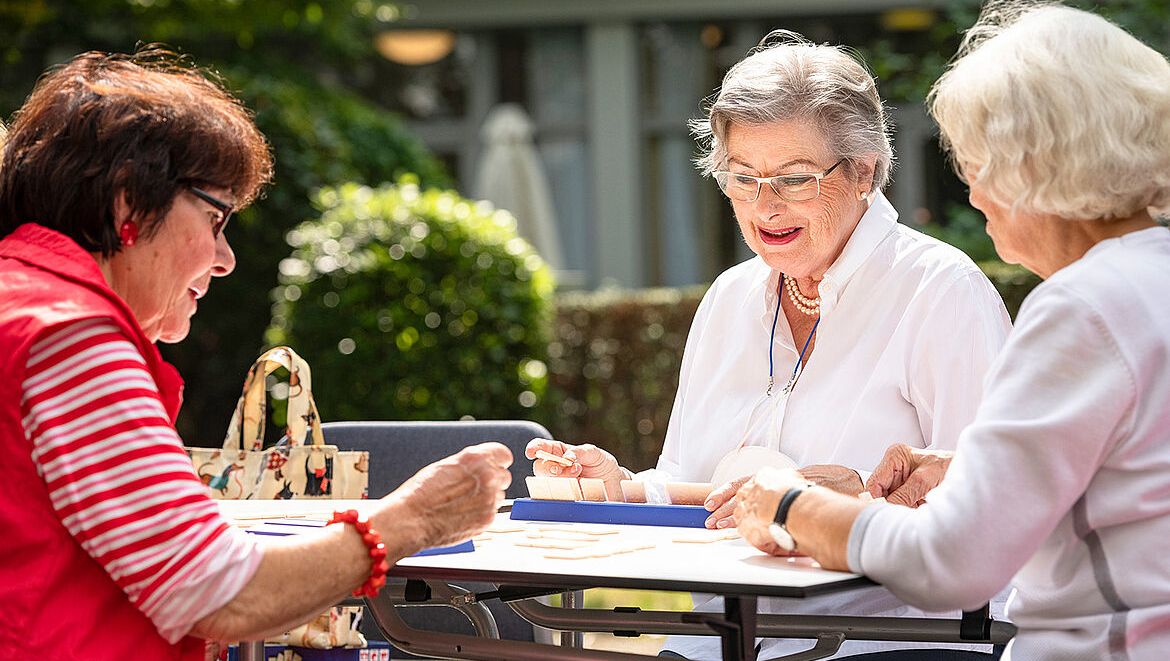Seniorinnen im Gespräch; Foto: Diakonie Düsseldorf