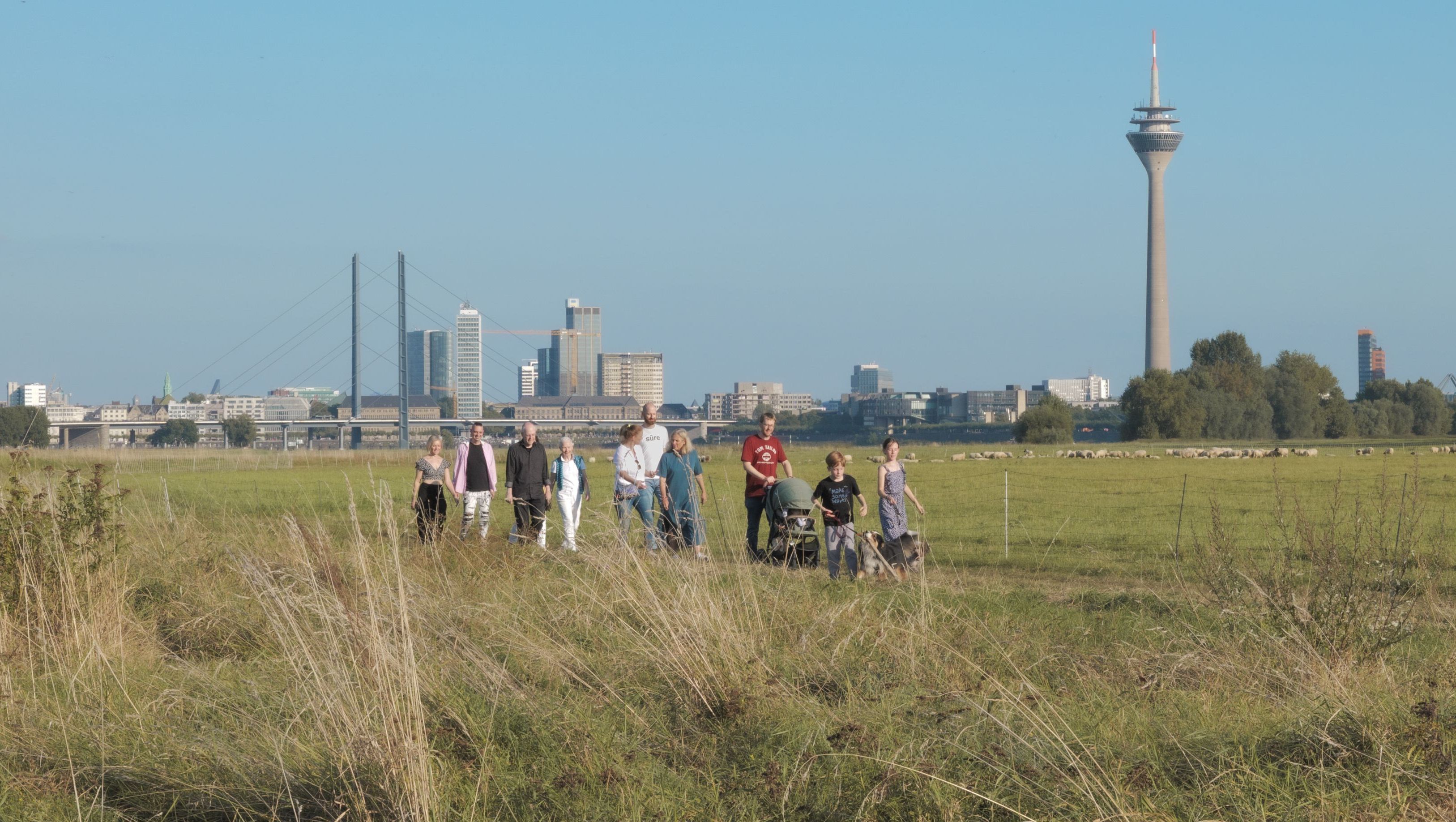 Düsseldorfer Skyline mit einer spazierenden Gruppe; Foto: Lars Schütt