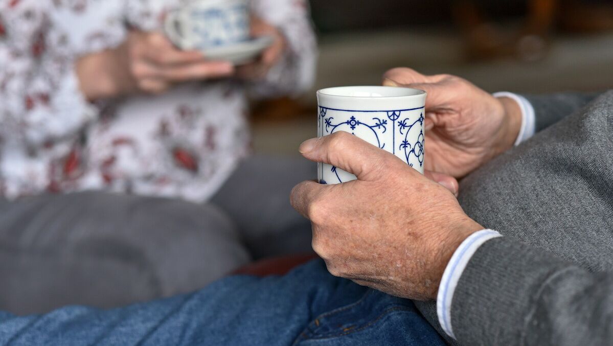 Zwei Personen im Seelsorgegespräch; Foto: Fundus