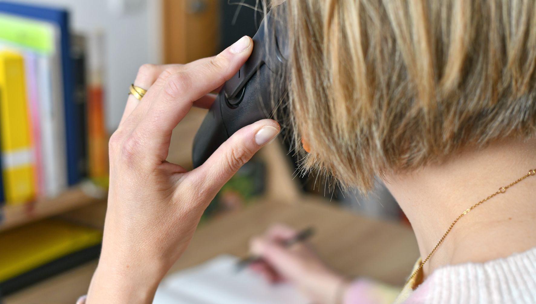 Telefonseelsorgerin im Gespräch; Foto: Fundus