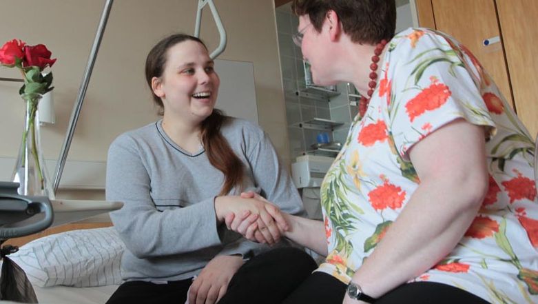 Eine Klinikseelsorgerin im Gespräch mit einer Patientin
