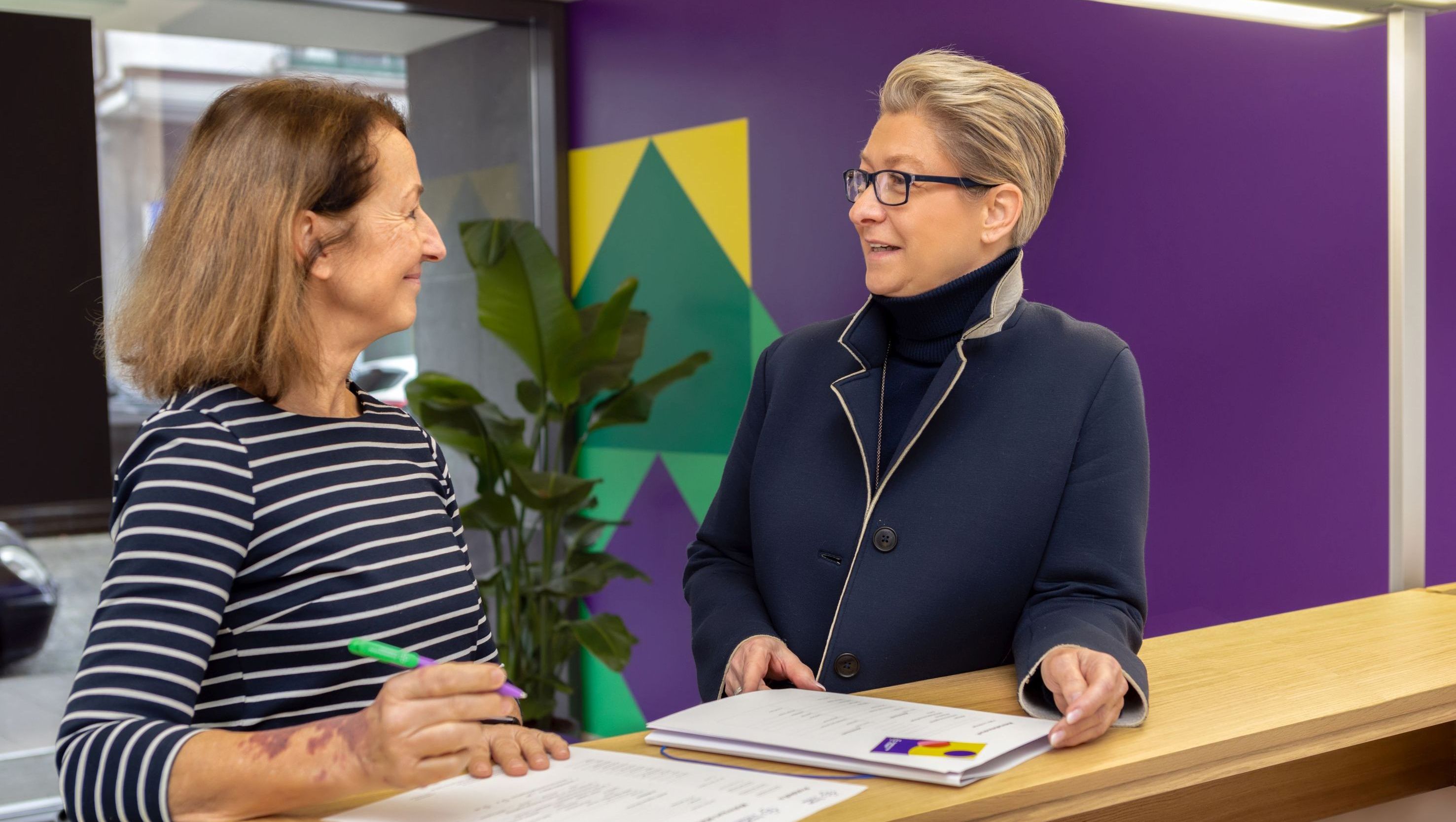 Petra Koch im Gespräch mit einer Mietinteressentin; Foto: Martina Chardin