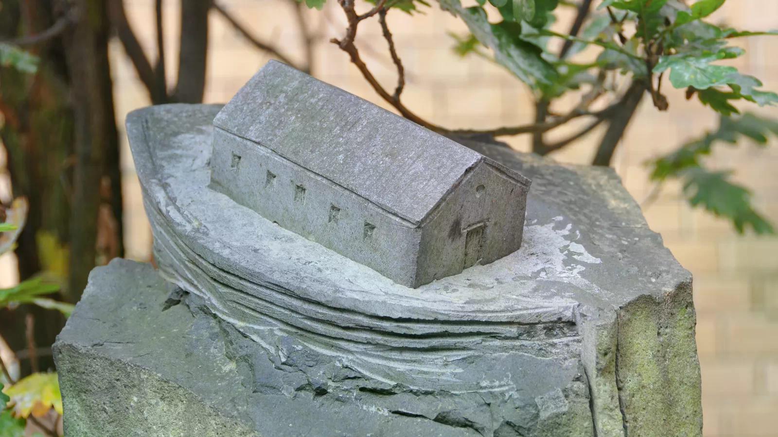 Skulptur einer Kirche auf einem Stein; Foto: Gemeinde