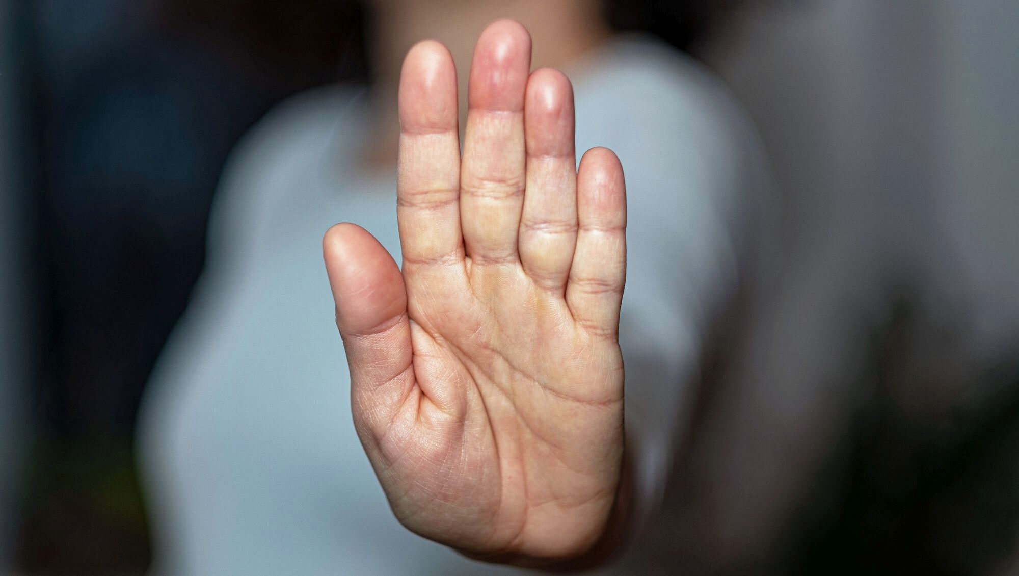 Hand zeigt Stopp; Foto: Fundus
